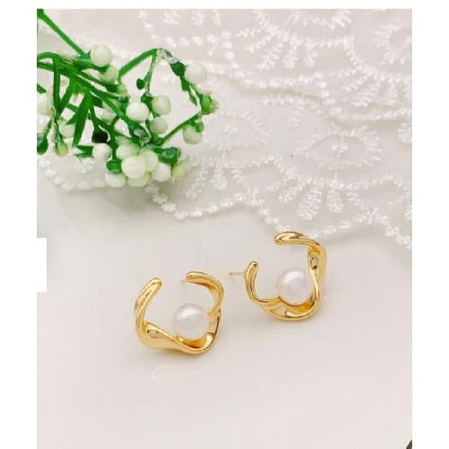 Light and elegant stainless steel earrings in gold